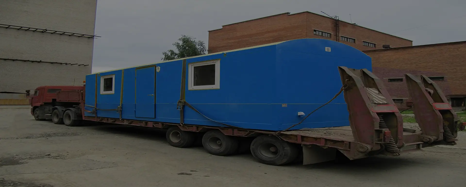 Заказать безопасную и качественную перевозку вагон домов и блок комнат по России из Воскресенского специализированными низкорамными тралами